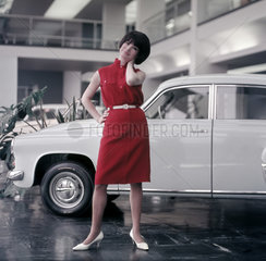 Berlin  Deutsche Demokratische Republik  Model zeigt die neueste Damenmode vor einem Trabant P50