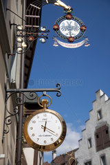 Stein am Rhein  Schweiz  Aushaengeschild eines Uhrenladens