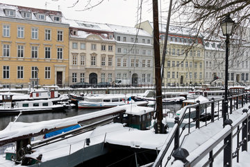 Berlin  Deutschland  schneebedeckte Schiffe im Museumshafen an der Muehlendammschleuse