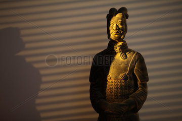 Berlin  Deutschland  Abendsonne faellt auf eine chinesischen Soldatenfigur