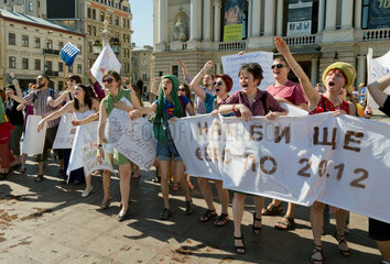 Lemberg  Ukraine  junge Leute persiflieren mit absurden Nonsens-Parolen die Politik