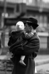 Berlin  Deutsche Demokratische Republik  Vater haelt sein Kind auf dem Arm