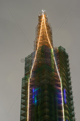 Berlin  Deutschland  Lichtillumination am Turm der Heilandskirche in Berlin-Moabit