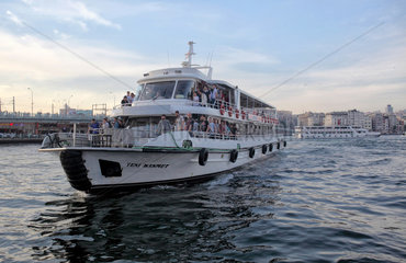 Istanbul  Tuerkei  Faehrschiff auf dem Bosporus