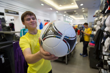 Lemberg  Ukraine  Verkaeufer eines adidas-Shops mit dem offiziellen Turnierball der UEFA EURO 2012  dem adidas Tango 12