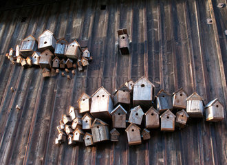 Hohenschwangau  Deutschland  Vogelkaesten haengen an der Fassade eines Holzhauses