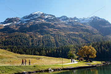 St. Moritz  Schweiz  Spaziergaenger am St. Moritzersee