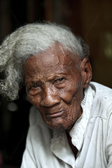Leogane  Haiti  Portraet einer alten Frau in einem Fluechtlingslager