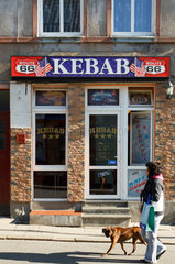 Ruegenwalde  Polen  ein Kebab-Laden in der Fussgaengerzone