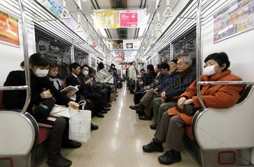 Tokio  Japan  Menschen sitzen in der U-Bahn