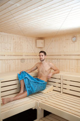 Freiburg  Deutschland  junger Mann in der Sauna des Fitnessstudios Easy Sports