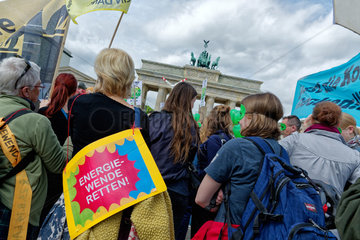 Berlin  Deutschland  Demo vor Petersberger Klimadialog