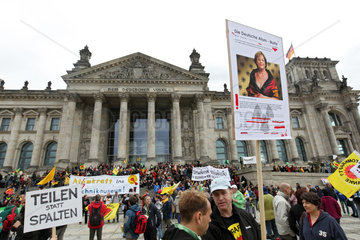 Berlin  Deutschland  Demonstranten bei der Anti-Atomkraft-Demo vor dem Reichstag