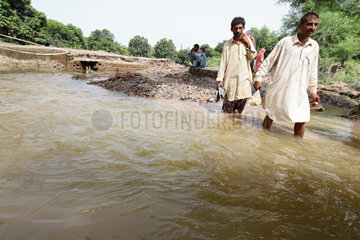 Bahrdi  Pakistan  Menschen durchqueren ueberflutete Strassen
