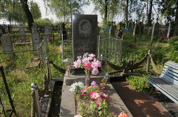 Parafianava  Weissrussland  Grab auf einem ueberwiegend katholischen Friedhof