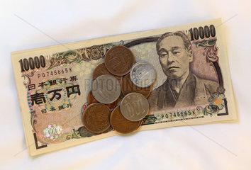 Berlin  Deutschland  10000-Yen-Banknoten und Yenmuenzen