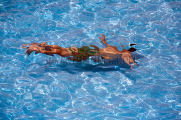 Ayamonte  Spanien  Mann taucht in einem Swimmingpool