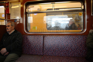 Berlin  tuerkischer Mitbuerger in einer U-Bahn