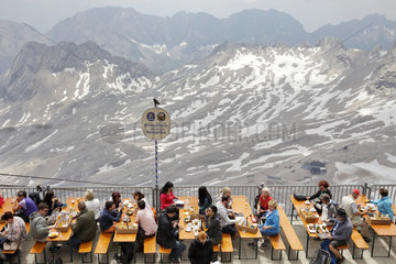 Zugspitze  Deutschland  Gaeste in Deutschlands hoechstem Biergarten auf der Zugspitze