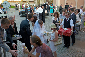 Breslau  Polen  Hochzeitspaar nimmt Geschenke auf der Dominsel entgegen