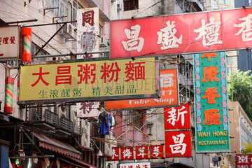 Hongkong  China  Werbeschilder mit chinesischen Schriftzeichen in Hongkong Wan Chai