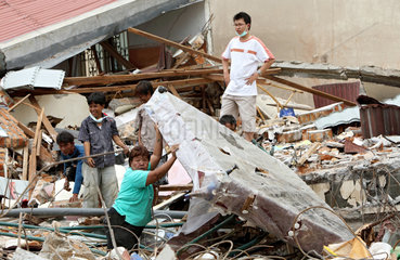 Padang  Indonesien  Erdbebenopfer finden in einer Ruine noch eine Bettmatratze