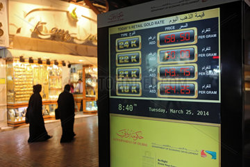 Dubai  Vereinigte Arabische Emirate  Anzeige des aktuellen Goldkurses im Gold Souq im Zentrum der Altstadt