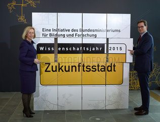 Berlin  Deutschland  Johanna Wanka  CDU  Bundesbildungsministerin  und Florian Pronold  SPD  Parlamentarischer Staatssekretaer