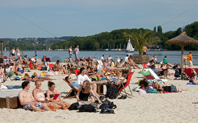 Essen  Deutschland  Menschen im Strandbad am Baldeneysee