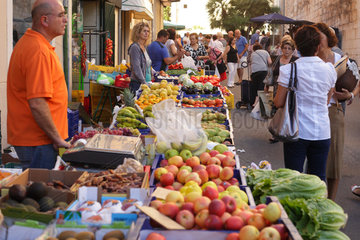Inca  Spanien  Markthaendler und Kunden auf einem Wochenmarkt auf Mallorca