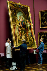 Dresden  Deutschland  Restauratoren entstauben Die Madonna mit dem Heiligen Georg von Correggio