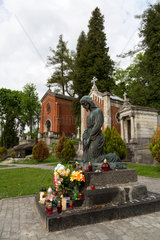 Lemberg  Ukraine  Grab mit knieender Jesus-Figur auf dem Lytschakiwski-Friedhof