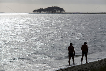 Locmariaquer  Frankreich  Spaziergaenger am Strand von Pointe de Kerpenhir
