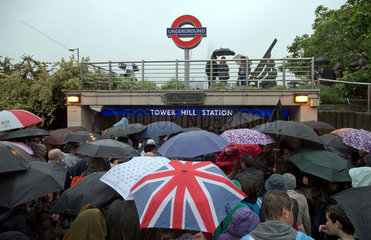 London  Grossbritannien  U-Bahn-Station Tower Hilll  Menschen verlassen das verregntete Diamond Jubilee