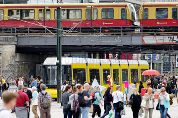 Berlin  Deutschland  Schienenverkehr und Passanten auf dem Alexanderplatz