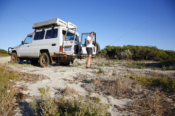 Sandy Cape  Australien  Frau beim Camping
