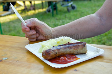 Berlin  Deutschland  Bratwurst mit Kartoffelsalat und Ketchup