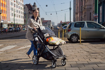 Posen  Polen  Mutter mit zwei Kindern in einem Doppeldecker-Kinderwagen