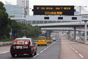 Hong Kong  China  Signalbruecke ueber einer Schnellstrasse