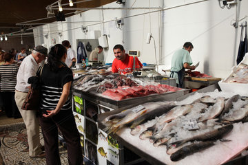 Bukarest  Rumaenien  Fischhaendler in einer Markthalle am Piata Obor