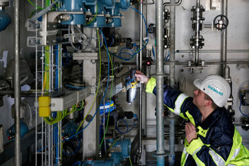 Ludwigsfelde  Deutschland  Siemens-Techniker im Brennstoffraum des Clean Energy Center