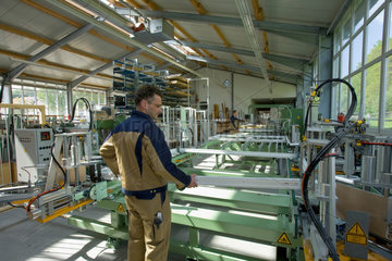Bad Salgau  Deutschland  ein Mitarbeiter in der Fertigungshalle fuer Fensterrahmen