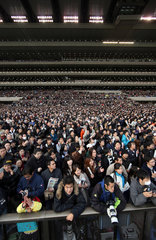 Tokio  Japan  Zuschauer vor der Tribuene der Galopprennbahn Fuchu