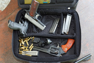 Du Bois  USA  Tasche mit Pistolen und Munition