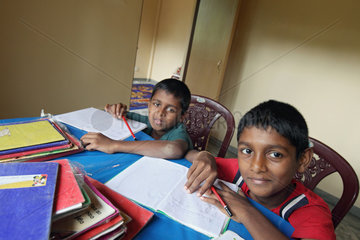 Galle  Sri Lanka  zwei Jungen beim Lernen