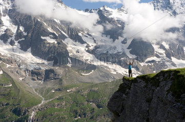 Lauterbrunnental  Schweiz  Frau am Berghang