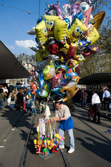 Zuerich  Schweiz  Ballonverkaeufer in der Altstadt