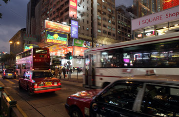 Hong Kong  China  Strassenverkehr im Stadtteil Kowloon bei Nacht
