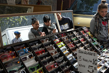 London  Grossbritannien  ein Stand mit Sonnenbrillen auf dem Portobello Road Market