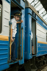 Lemberg  Ukraine  Schaffner in der Tuer eines abfahrenden Zuges im Hauptbahnhof